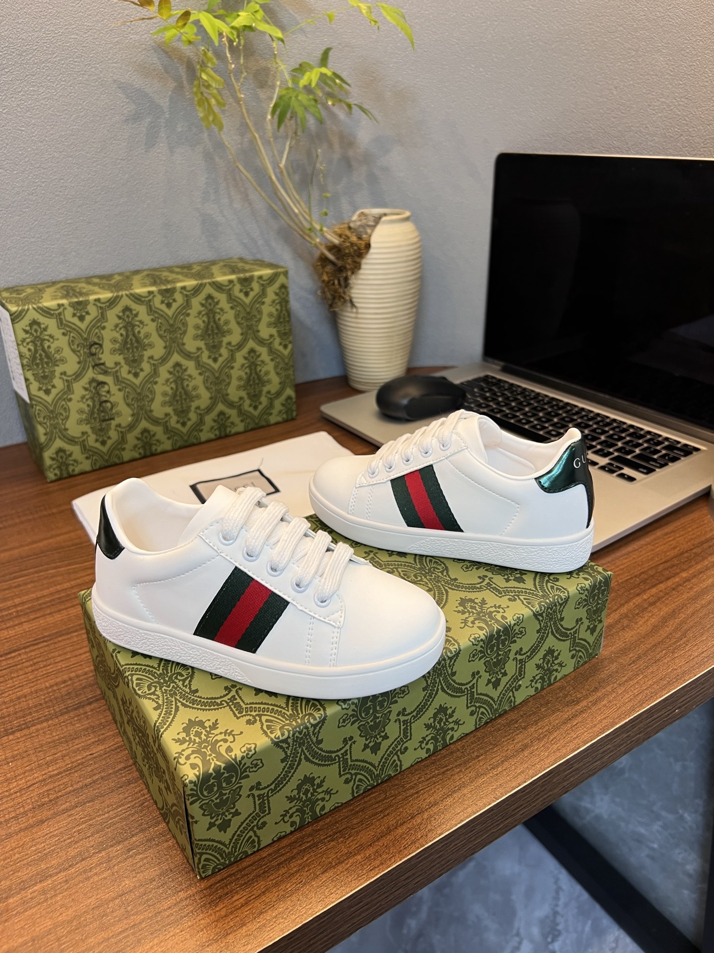 Children's shoes child